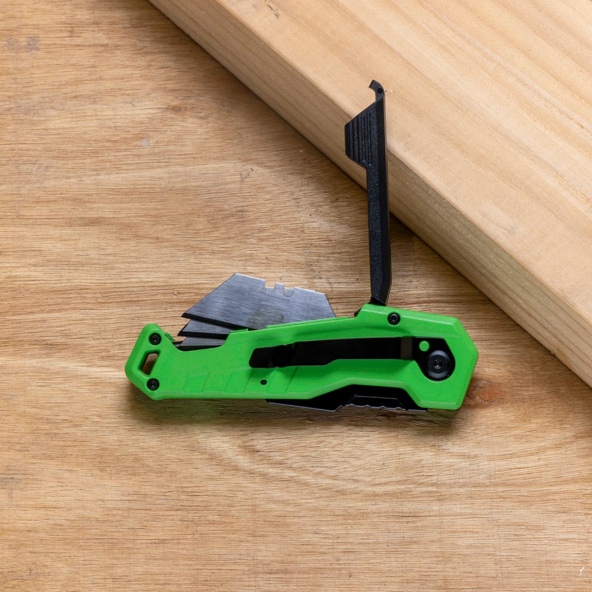 Rikä Retractable Folding Utility Knife | Integrated Blade Storage